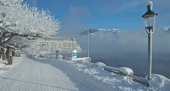 FET_Østrig_Liebhaverboligen_rejser_Skiferie_Den fine søpromenade i Zell am See. For enden af promenaden ligger det gamle Grand Hotel