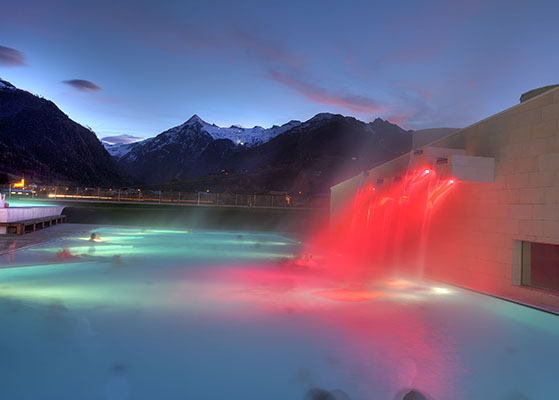 FET_Østrig_Liebhaverboligen_rejser_Skiferie_Den opvarmede udendørs pool i Tauern Spa. Udsigten til bjergene er formidabel.