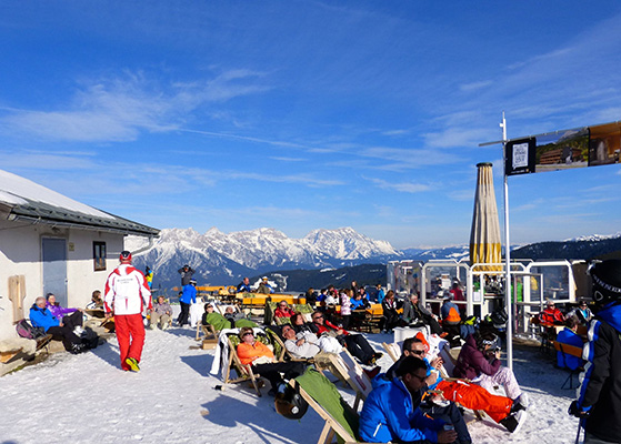 FET_Østrig_Liebhaverboligen_rejser_Skiferie_Leogang ved Saalfelden er mindre og mere lokalt. Men hyggen og skiløbet er i top. Her på bjerget findes også er bryggeri man kan besøge.