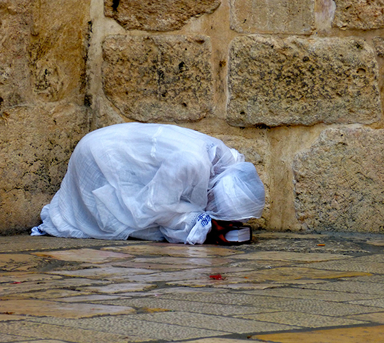 FET_En etiopisk kristen pige i dyb bøn ved Den hellige Gravs Kirke i Jerusalem 2