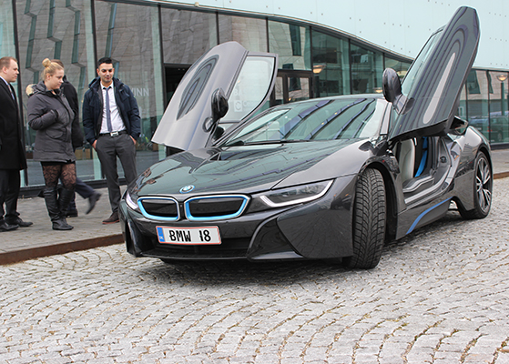 FET_Liebhaverboligen_Liebhaverbilen_BMW_Dørene op i8