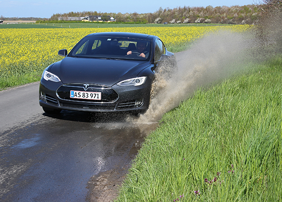 FET_Liebhaverboligen_Liebhaverbilen_Test_Tesla sprøjt2