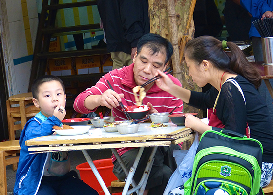 FET_Rejsereportage_Kina_TFamilie i et af Shanghais gamle kvarterer