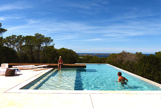 FET_Rejsereportage_Ibiza_Retreat_Detox_Ophold_Rene, enkle linjer og den kølende swimming-pool, når der laves ingenting...