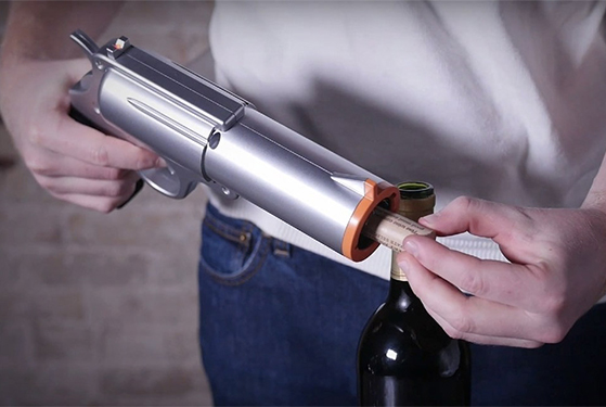 FET_Mandesager_Powered-Wine-Opener-Gun_1