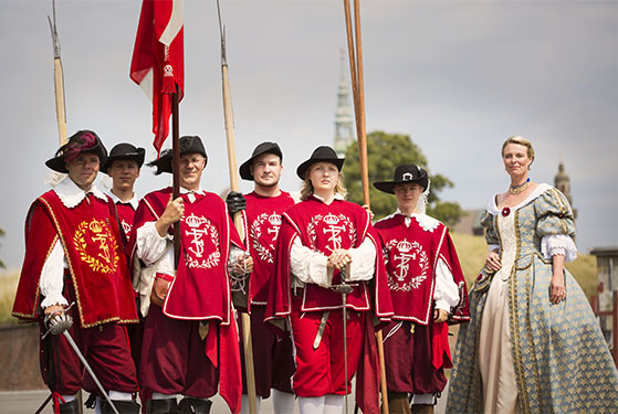 FET_Kronborg_Slotte_i_Nordsjælland_Soldater_og_kvinde_foto_claudia_brix