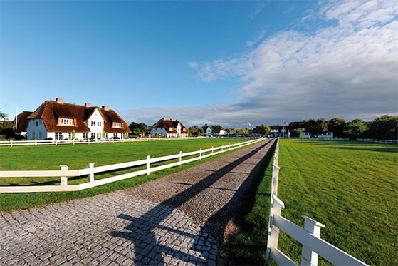 FET_Rejsereportage_Sommerliv_Sylt_Benen-Diken-Hof-Hofauffahrt_©Benen-Diken-Hof