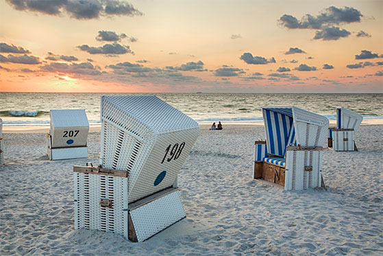 FET_Rejsereportage_Sommerliv_Sylt_(c)-Sylt-Marketing_Monica-Gumm_Strand-bei-Sonnenuntergang-