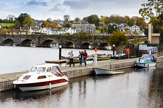 FET_rejseguide_Irland_Friends_on_jetty_1_Killaloe_Ballina-L