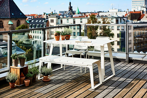 FET_Havemøbler_100Copenhagen_table_bench_city_white_roofterrace_2-1600px