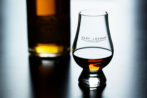 FET_FaryLochan_Whisky_Flaske-sløret-med-glas