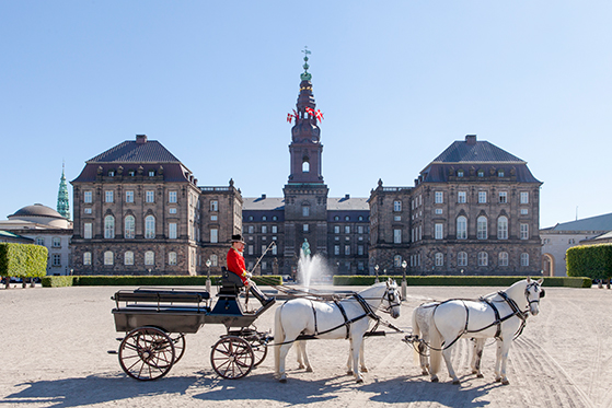 FET_Slotsholmen_Christiansborg_Slot_fra_Ridebanen_med_karet_foto_Mikkel_Groenlund