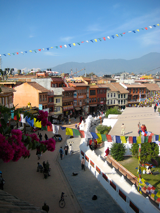 FET_Nepal_Rundt-om-Bodhnat-stupaen-er-der-hyggelige-restauranter-og-souvenirbutikker.-Og-ikke-mindst-et-mageløst-folkeliv-at-studere.