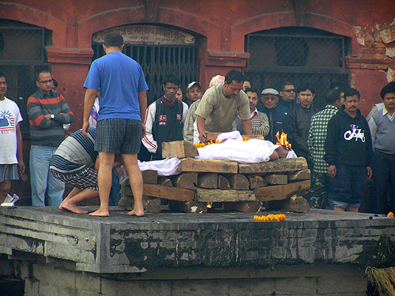 FET_Nepal_en-søn-tænder-ilden-ved-sin-fars-kremering.