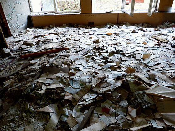 FET_Tjernobyl_På-posthuset-flyder-det-med-breve,-som-aldrig-blev-sendt.