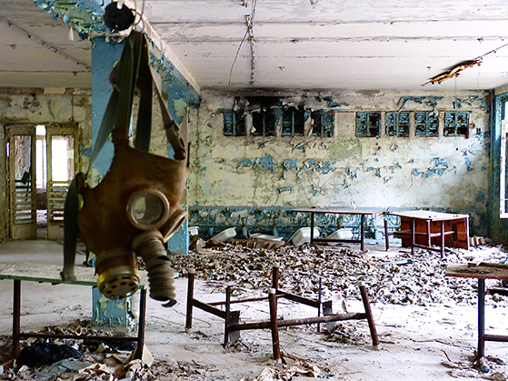 FET_Tjernobyl_Skolen-i-Prypiat.-Tidens-tand-og-indtrængende-vand-har-ødelagt-bygningerne