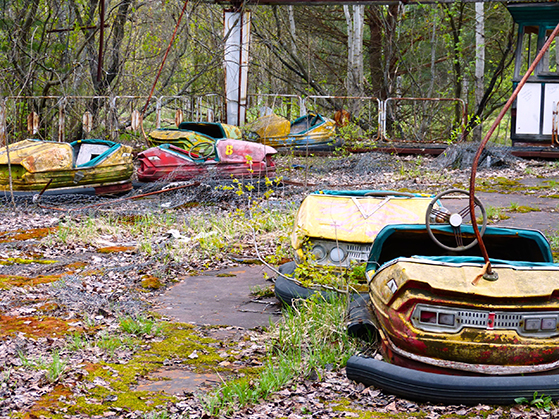 FET_Tjernobyl_engang-var-der-liv-og-glade-dage-i-forlystelsesparken-i-Prypiat.-Nu-står-radiobilerne-rustne-og-tomme-hen