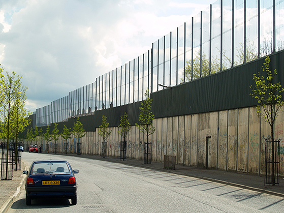 FET_Belfast_Fredsmure'-skilte-i-sin-tid-katolske-kvarterer-fra-protestantiske.-Murerne-er-her-stadig.