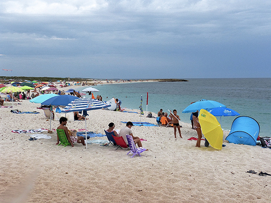 FET_Sardinien_rejsereportage_På-kvartsstemns-stranden-Is-Arutas-skal-publikum-skylle-fødderne-før-den-forlader-stranden,-for-at-det-fine-'smykke-stens'-sand-ikke-skal-forsvinde.