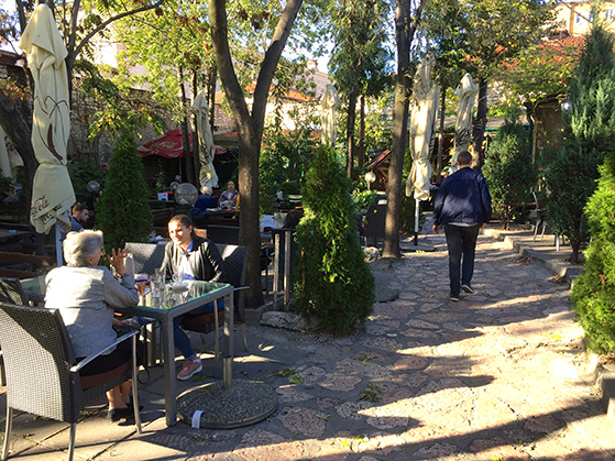 FET_Sarajevo_Bag-de-små-bazargader-skjuler-sig-store,-skyggefulde-gårde-med-restauranter