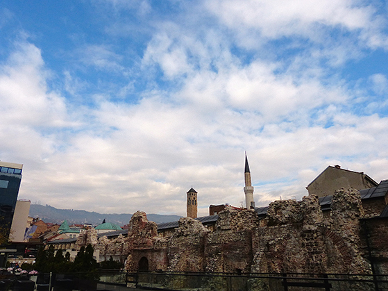 FET_Sarajevo_En-minaret,-et-kirketårn-og-taget-på-en-synagoge.-Side-og-side-tæt-beliggende-i-Sarajevos-gamle-kvarter-Bascarsija