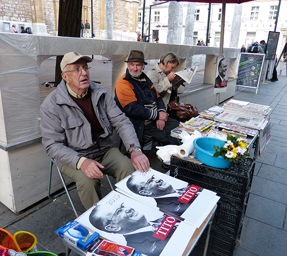 FET_Sarajevo_Tito-nostalgien-trives-i-bedste-velgående.-her-ældre-mænd,-som-sælger-en-kalender-med-helte-agtige-fotos-af-Joseph-Tito