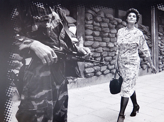 FET_Sarajevo_Trods-belejring-i-årevis-og-meget-dystert-liv-under-brogerkrigen-bevarede-sarajevos-kvinder-deres-håb-og-stolthed.-Bemærk-de-høje-hæle.-