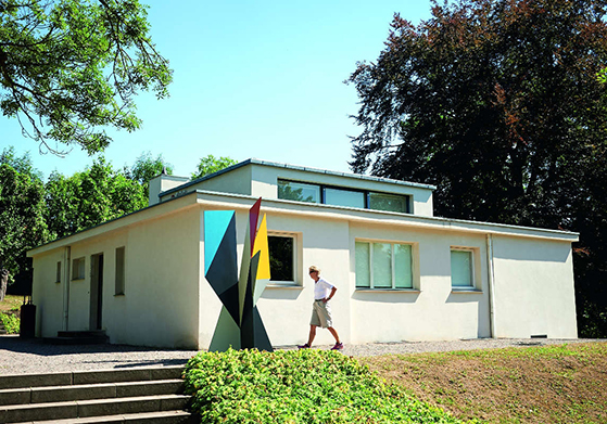 FET_Haus-am-horn,-der-blev-færdig-i-1923-og-er-Bauhaus'-første-prototype-hus.