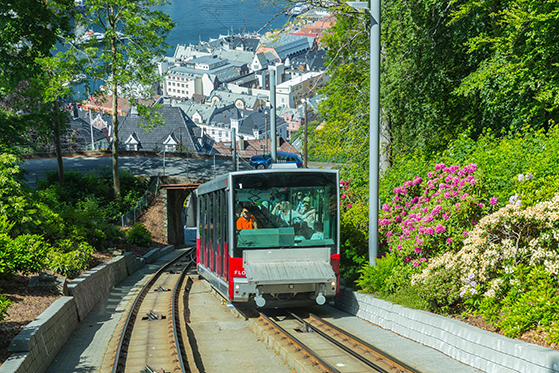 FET_Hele-to-kabelbaner---midt-i-centrum---kører-op-ad-Bergens-smukke-fjelde.-Foto-Bergen-Reiselivslag-