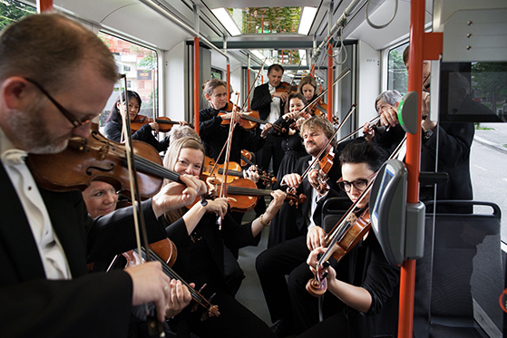 FET_Under-festspillene-er-der-musik-i-hele-byen.-Her-spilles-der-i-Bybanen.-Foto--Oddleiv-Apneseth