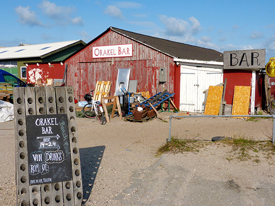 FET_Anholt_Orakel-Bar-på-ved-havnen.-Her-er-gode-drinks-og-smukke-solnedgange