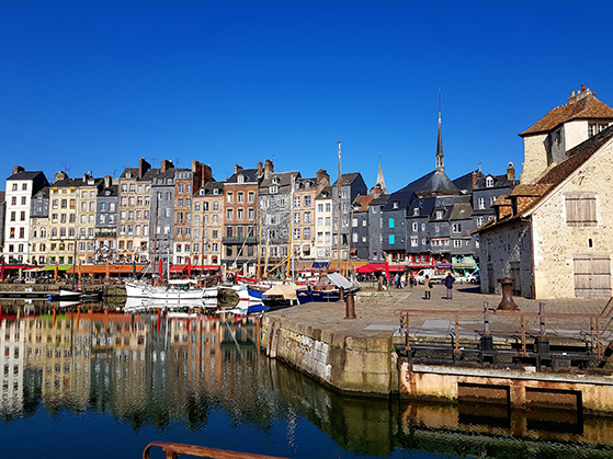 FET_Rejsereportage_etratat_Honfleur-er-en-af-Frankrigs-mest-romantiske-byer.-Med-kanaler,-massevis-af-restauranter-og-snævre-gader.