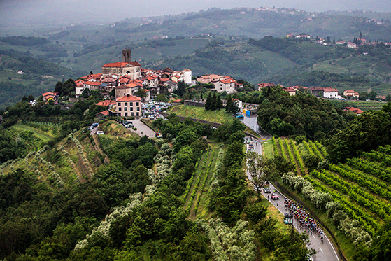 FET_Slovenien_Smartno-i-vinområdet-Goriska-Brda-ligger-med-udsigt-over-vinmarkerne